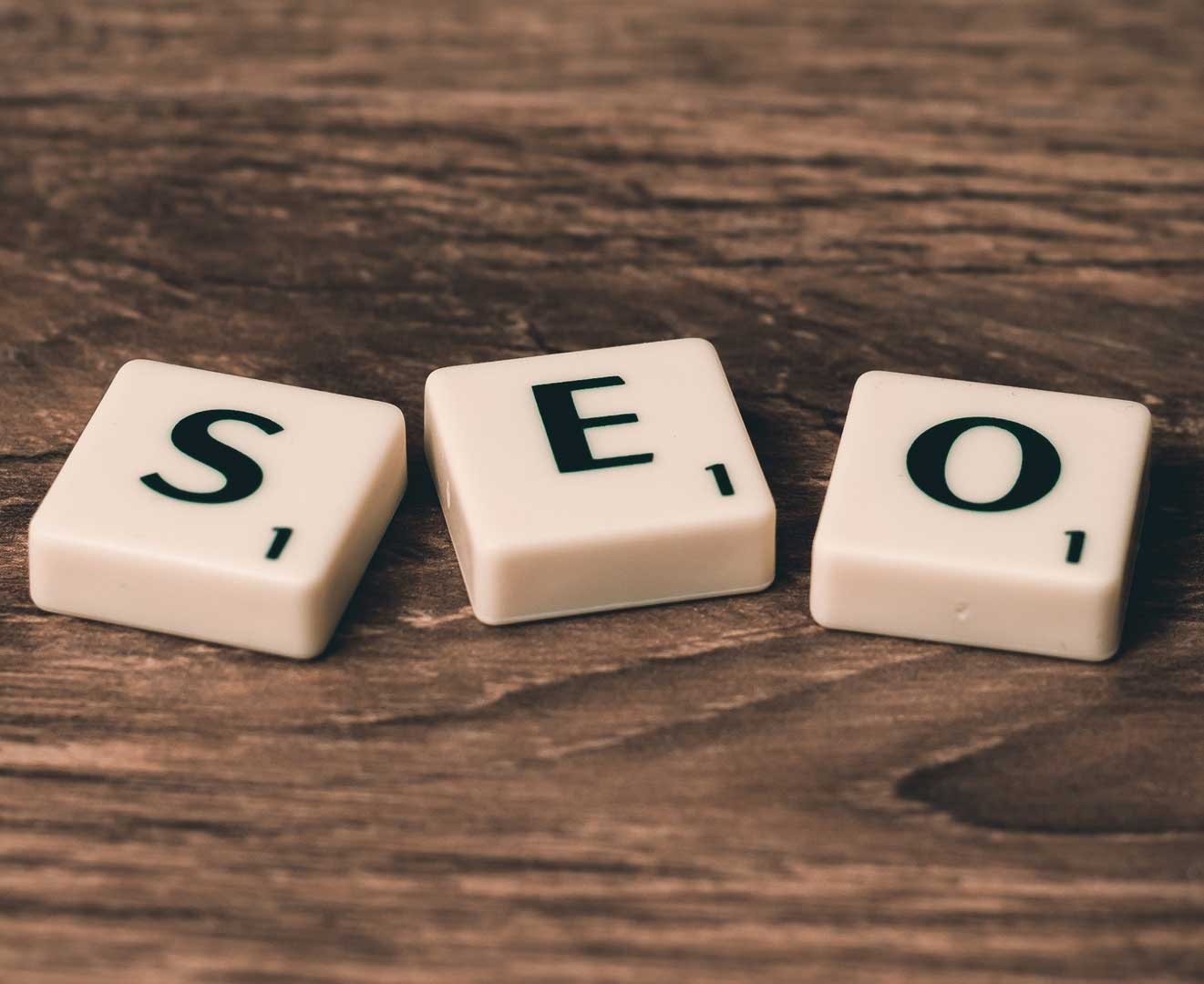 Imagen de la palabra SEO escrita con fichas de Scrabble, concepto clave en marketing digital para odontólogos