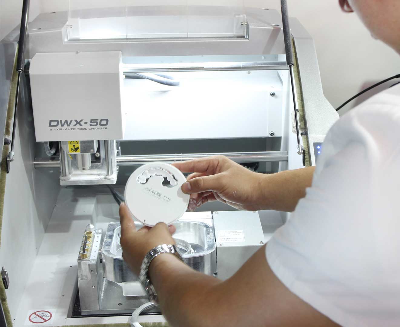 Imagen de equipo CAD-CAM dental, utilizado para diseño y fabricación digital de piezas dentales con alta precisión