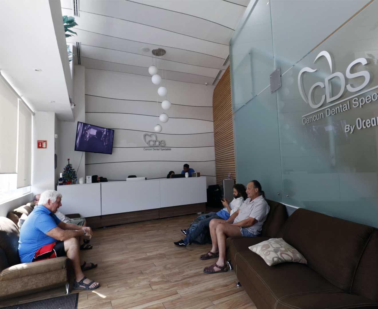 Imagen de pacientes en clínica CDS, reflejando el turismo dental desde EE.UU. y Canadá hacia clínicas mexicanas