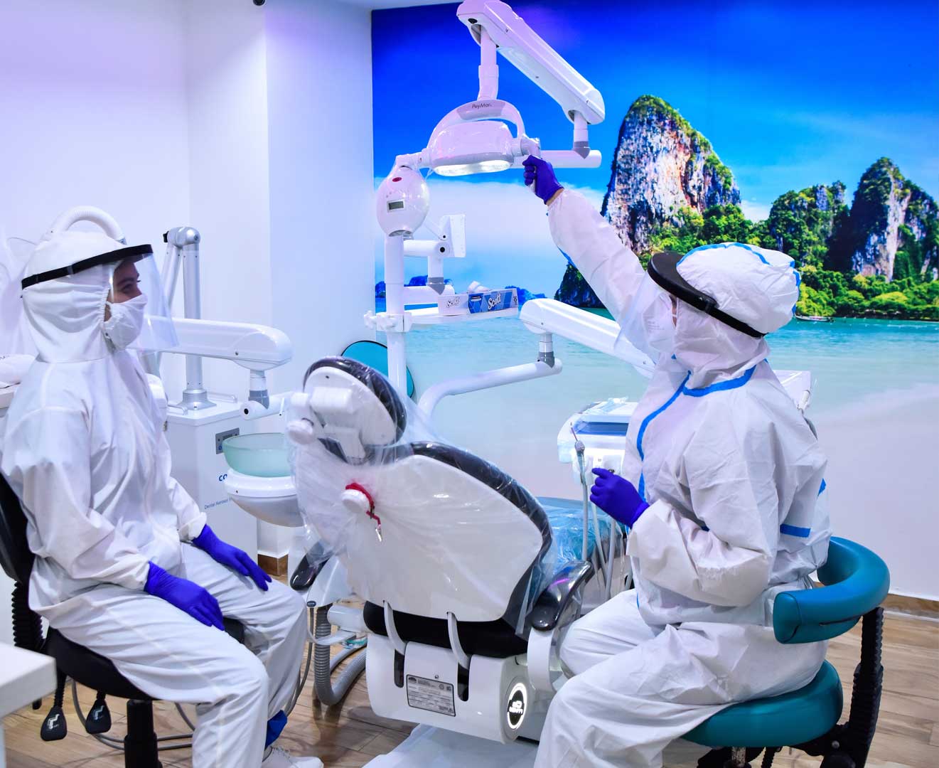 Imagen de dos dentistas trabajando juntos en un consultorio, destacando la importancia del trabajo colaborativo en odontología