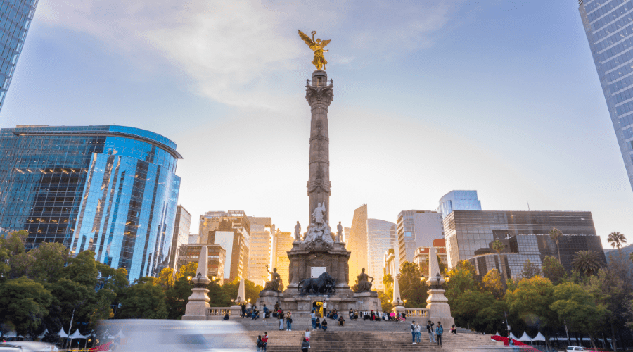Panorámica de la Ciudad de México con vista al Angel de la independencia, centro urbano donde existen múltiples oportunidades laborales para odontólogos
