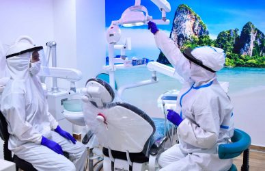 Imagen de dos dentistas trabajando juntos en un consultorio, destacando la importancia del trabajo colaborativo en odontología