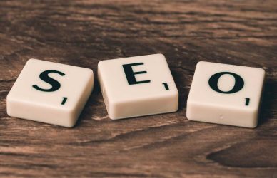 Imagen de la palabra SEO escrita con fichas de Scrabble, concepto clave en marketing digital para odontólogos