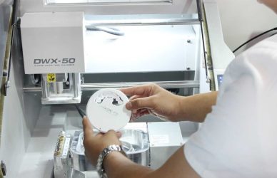 Imagen de equipo CAD-CAM dental, utilizado para diseño y fabricación digital de piezas dentales con alta precisión