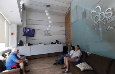 Imagen de pacientes en clínica CDS, reflejando el turismo dental desde EE.UU. y Canadá hacia clínicas mexicanas